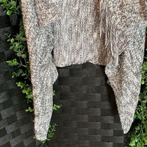 Mossimo supply Co size XS black and white fringed vest. A bit oversized NWOT - Picture 2 of 7